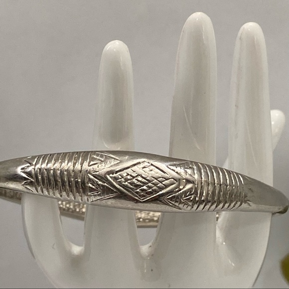 NURI Co.women Jewelry silver tone etched deco silver bangle bracelet. Pre-owned. - Picture 5 of 12